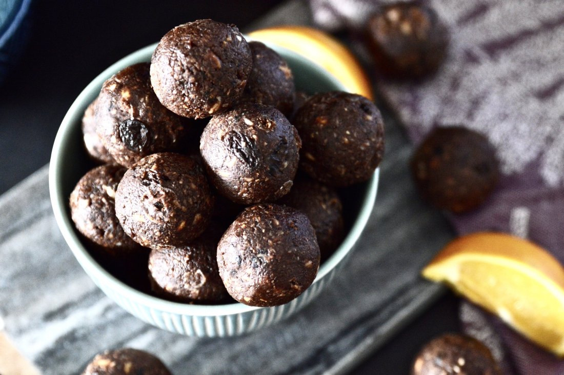  Paleo Orange Chocolate Energy Balls. Because orange and chocolate just belong together. If you are looking for a quick and healthy snack these Paleo Orange Chocolate Energy Balls are the perfect option. These Paleo Orange Chocolate Energy balls not only taste amazing but they are also really, really easy to make! #paleo #vegan #chocolate 