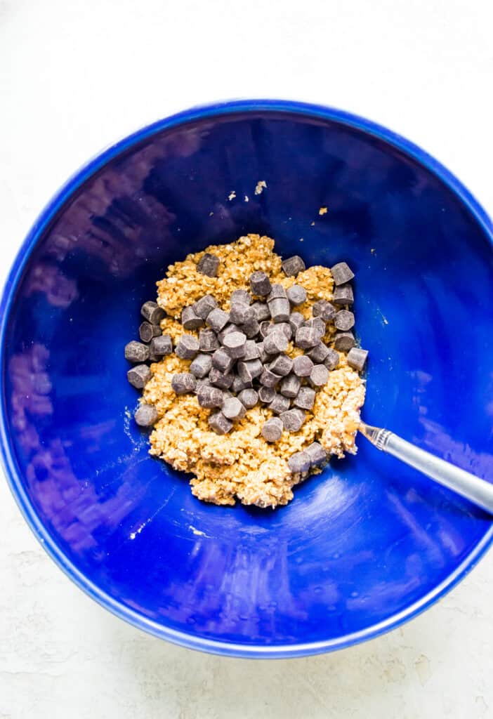 A bowl filled with almond flour, oats and chocolate chips. 